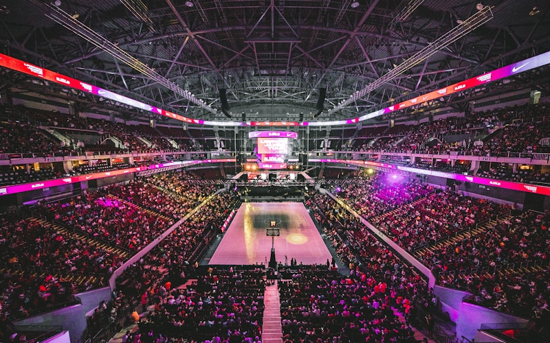 多设备同时播放高清足球与篮球直播画面，展示跨平台观赛体验